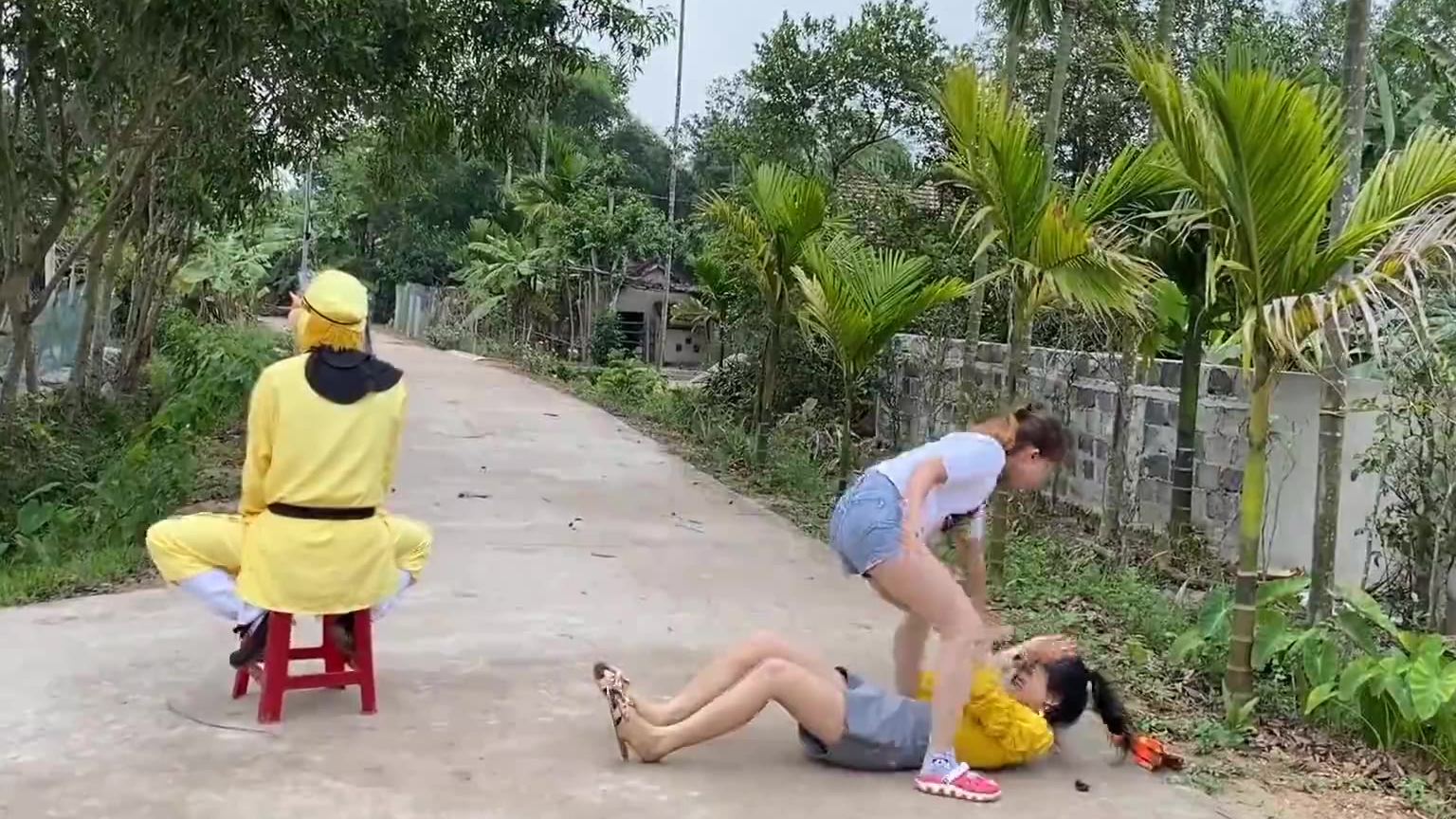 《恶搞喜剧3》两个美女为了孙悟空打架,结果美女吓的跳起来跑?